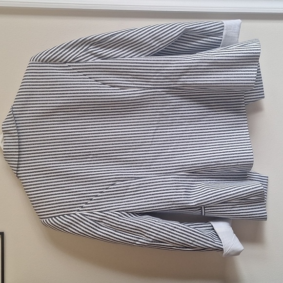 WHBM Striped Blazer and Shorts Set size 4 - Picture 4 of 10